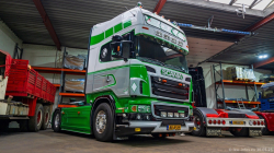 20250330-Tom-Holding-00336 20250330-Tom-Holding-00336